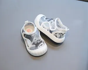 Vue de dessus de sandales de marche pour bébé en maille respirante à motif camouflage