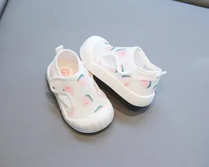Vue détaillée des sandales d'été pour bébé en maille respirante avec motif fraise