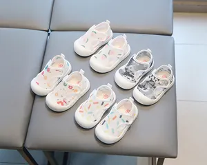 Vue détaillée de sandales en maille respirante pour bébés avec bandes scratchées.