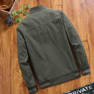 Giacca casual da uomo in cotone verde oliva con vista posteriore su fondo legno