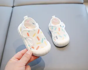 Vue détaillée de la maille respirante et des motifs colorés des sandales bébé