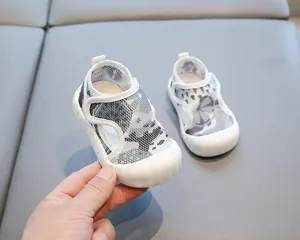 Vue détaillée de sandales d'apprentissage respirantes pour bébé à semelle souple