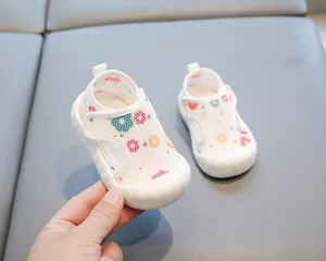 Sandales de marche pour bébé en maille respirante avec motifs floraux et semelles souples