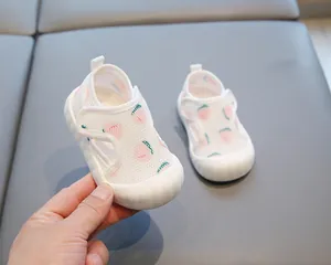 Détail de sandales pour bébé en maille blanche respirante avec motif fraise mignon