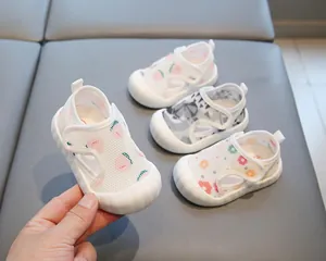 Sandales d'été pour bébé en maille respirante avec semelle souple et velcro double