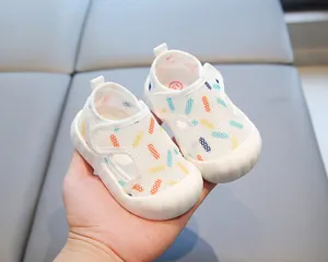 Vue rapprochée détaillée de sandales d'apprentissage bébé en maille respirante
