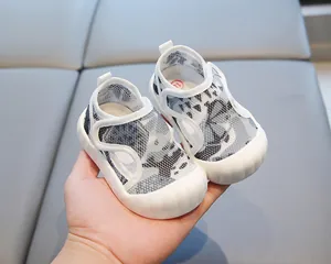 Vue détaillée de sandales de marche pour bébé en maille avec semelle antidérapante