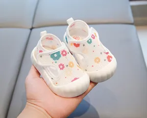 Détail de sandales de marche respirantes pour bébé avec un motif floral coloré