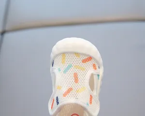 Gros plan de la tige en maille blanche respirante sur une sandale blanche pour bébé