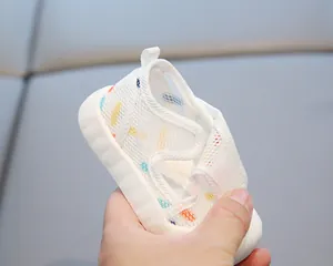 Vue détaillée de sandales pour bébés en mesh blanc respirant avec semelle souple blanche