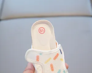Vue détaillée de sandales d'apprentissage pour bébés en mesh respirant avec motifs colorés