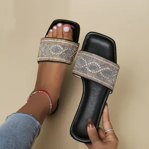 Stijlvolle zwarte platte slippers met sprankelend strasspatroon en vierkante neus voor dames.