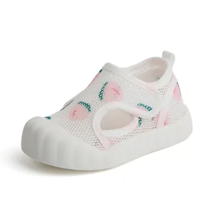 Sandales de marche respirantes en maille blanche pour bébé avec motif fraise rose