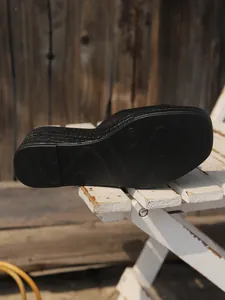 Vista detallada de la suela de las sandalias de cuña negras con diseño antideslizante, talla 37