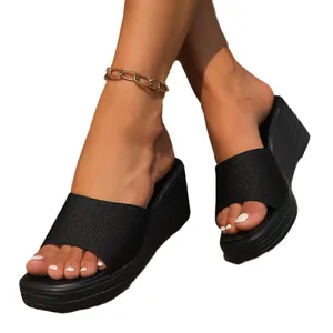 Elegantes sandalias de cuña negras con tira de purpurina y punta cuadrada verano