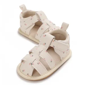 Detailweergave van schattige baby meisje loopsandalen met bloemenprint en zachte antislipzool