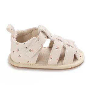 Zijaanzicht van bloemige baby sandalen met zachte zool en klittenbandsluiting