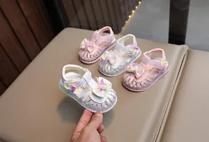 Dettaglio di sandali colorati per bambine con decoro a girandola e luci LED vivaci.