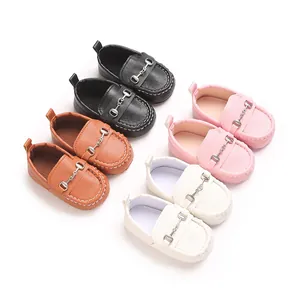 Collection de mocassins bébé à semelle souple avec détail mors en métal en quatre couleurs