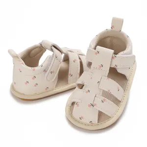 Detailweergave van baby sandalen met bloemenprint en zachte antislipzool voor de zomer