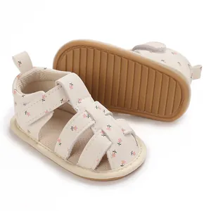 Detailopname van baby sandalen met bloemenprint en zachte antislipzool