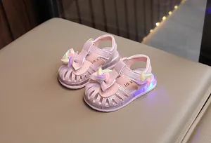 Sandali rosa luminosi per bambine con fiocco a girandola e design protettivo a punta chiusa