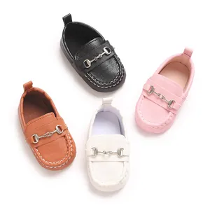 Vue détaillée de mocassins souples pour bébé en noir, rose, marron et blanc.