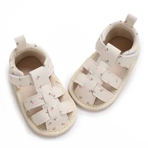 Close-up van babysandalen voor meisjes met zachte zool en delicaat bloemenprintpatroon