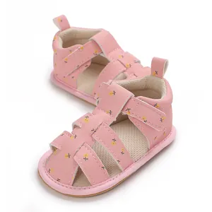 Detail van roze bloemen baby prinses sandalen met zachte antislip zolen voor de zomer