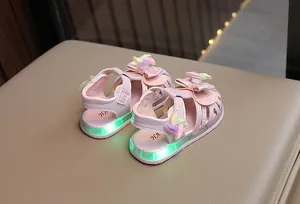 Adorabili sandali rosa per bambine piccole con suole a LED luminose e fiocco decorativo