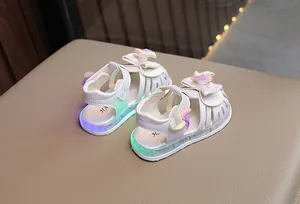 Sandali bianchi per bambine con suole luminose a LED colorate e decorazione a fiocco