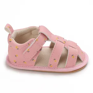 Gedetailleerd zijaanzicht van roze bloemen sandalen voor baby meisjes met zachte antislipzool