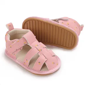Detailopname van roze baby sandalen met bloemenprint, zachte antislipzool en klittenbandsluiting
