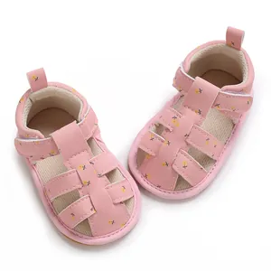 Detailweergave van roze baby sandalen met bloemenprint en antislip zachte zolen