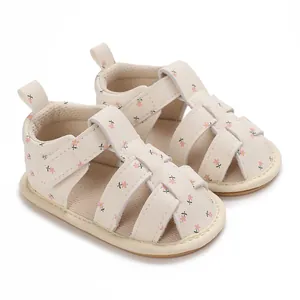 Gedetailleerd overzicht van beige babysandalen met roze bloemenprint en zachte antislipzool