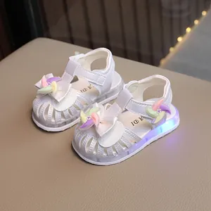 Sandali bianchi a LED per bambine con mulinelli colorati e fiocchi scintillanti