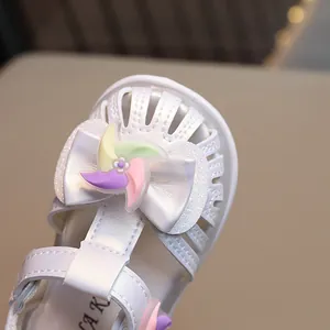 Sandali bianchi per neonata con suola morbida, mulino a vento colorato e fiocco decor
