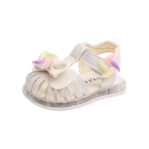 Eleganti sandali bianchi per bambine con suole luminose e decorazioni a mulino a vento colorate