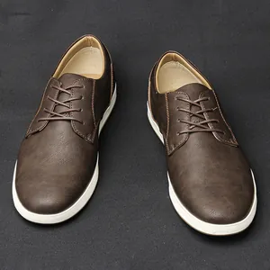 Detalle profesional de zapatos casuales de cuero marrón para hombre con suela blanca clásica