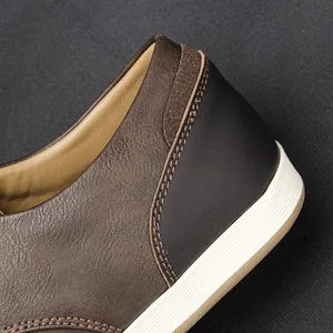 Primer plano que muestra la textura y costuras de zapatos casuales de cuero para hombre.