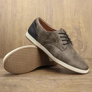 Vista detallada de zapatillas informales de cuero para hombre con perfil y suela antideslizante
