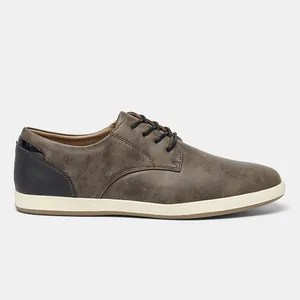 Vista lateral detallada de un zapato informal de cuero marrón para hombre y negro.