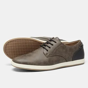 Vista detallada de zapatillas casuales de cuero marrón para hombre con suela antideslizante