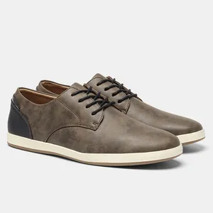 Vista lateral detallada de zapatos casuales de cuero marrón para hombre con diseño bicolor