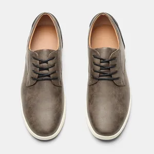 Vista superior de zapatillas casuales de hombre en cuero marrón con suelas blancas