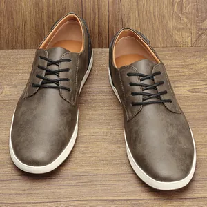 Vista superior detallada de zapatillas de cuero marrón informales para hombre con cordones negros