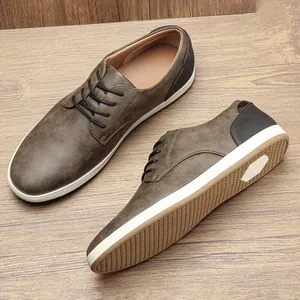 Detalle de zapatos casuales de cuero marrón para hombre con suelas de goma antideslizantes.