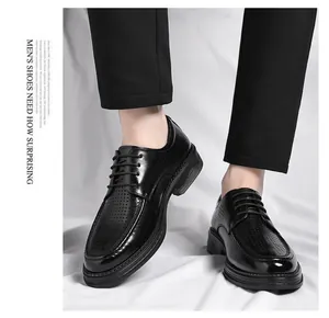 Elegante schwarze Herren-Business-Schuhe mit atmungsaktivem Lochmuster am Modellbein