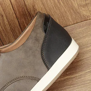 Detalle macro del talón de un zapato casual de cuero para hombre con suela blanca ligera