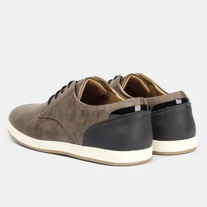 Vista trasera de zapatos casuales de cuero marrón para hombre con tacón negro y suela blanca